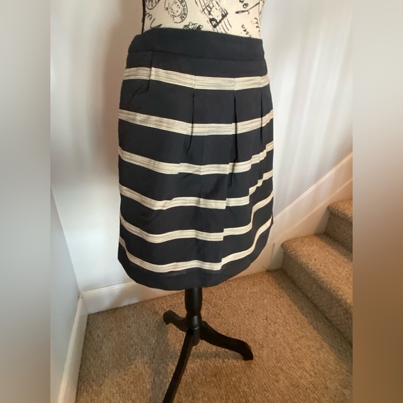 LOFT Navy & Cream striped pleated skirt. Sz 8P - Picture 2 of 5